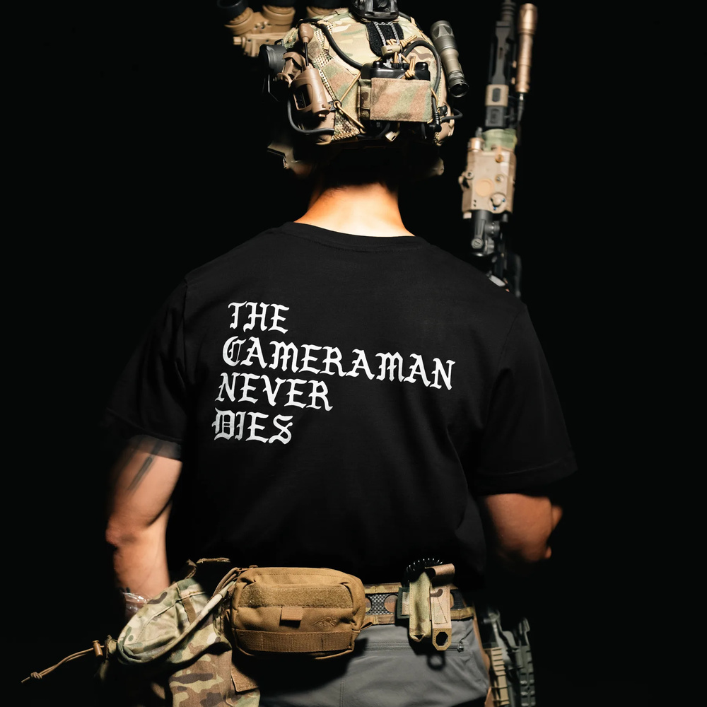 01_cameraman-tee_black_back_full_5350-bijgesneden THE TRACE Cameraman Never Dies T-shirt - Image 1